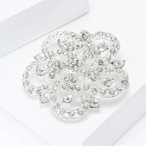 Élégante broche fleur argentée avec strass scintillants et design de pétales rotatifs