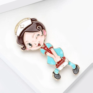 Détail d'une mignonne broche émaillée d'infirmière de dessin animé aux couleurs médicales