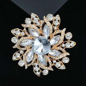 Broche tournesol dorée de luxe avec des strass en cristal étincelants sur fond noir