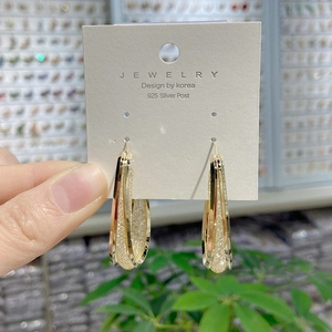 Boucles d'oreilles créoles dorées en maille ajourée avec tiges en argent S925