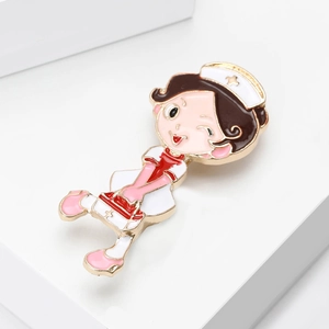 Détail de la broche en émail infirmière de dessin animé avec des couleurs vives sur socle