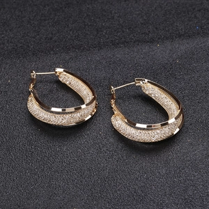 Boucles d'oreilles doubles en U dorées avec tube en maille creuse et cristaux étincelants