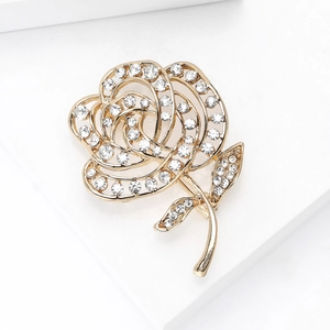 Detailansicht einer goldenen Rosenbrosche mit schimmernden Kristall-Strasssteinen
