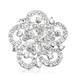 Élégante broche fleur en alliage argenté avec strass brillants sur fond blanc épuré