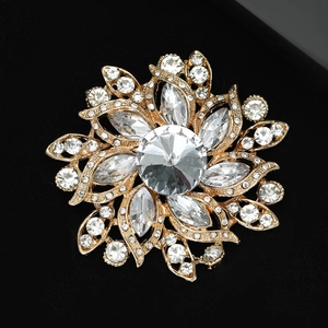 Luxueuse broche fleur dorée avec cristaux et strass brillants sur fond noir élégant