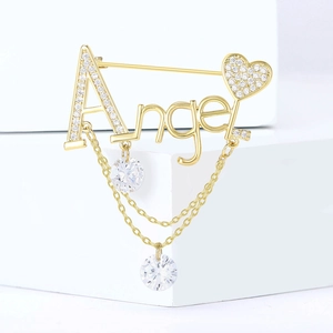 Broche élégante en forme de lettre Angel dorée avec zircons et chaînes à pompons