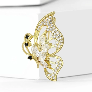 Exquisite hohle Schmetterlingsbrosche mit Zirkonia-Mikropflaster auf Goldbasis