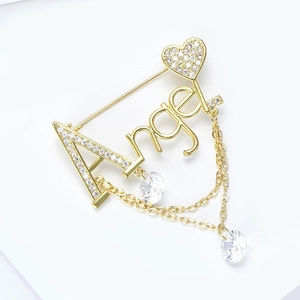Broche Angel dorée avec micro-pavage en zircone et détails élégants de chaîne à franges