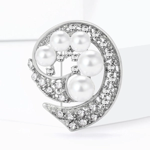 Elegante broche en espiral con perlas blancas y diamantes sobre base plateada