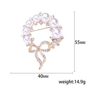 Elegante spilla di perle e strass con fiocco in lega dorata, misura 55mm x 40mm