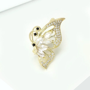 Exquisite hohle Schmetterlingsbrosche mit Zirkonia-Mikropflaster und Gold-Finish Damen