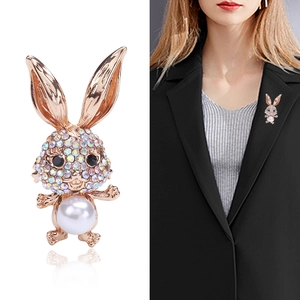 Broche lapin à la mode en alliage doré avec strass colorés et incrustation de perles