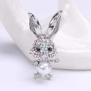 Détail macro d'une broche lapin mignonne avec strass colorés et perle blanche