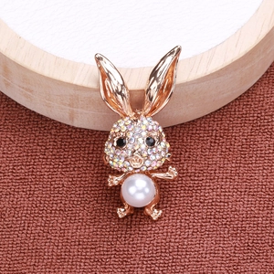 Détail de la broche lapin mignon avec cristaux AB et perle d'imitation blanche