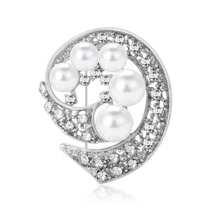 Elegante broche de plata con anillos de metal, perlas blancas brillantes y diamantes de imitación