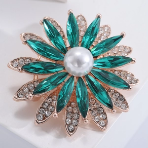 Broche tournesol luxueuse avec cristaux verts et perle blanche centrale raffinée