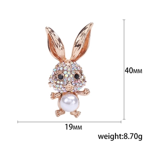 Broche lapin mignonne avec strass colorés et grande perle en plaqué or rose