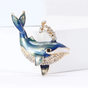 Detailansicht der Emaille-Walfisch-Brosche mit Kristall-Pavé und vergoldetem Finish