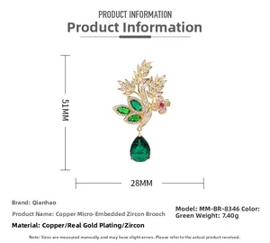 Vue détaillée de la broche fleurie avec zircon vert et dimensions de 51mm x 28mm