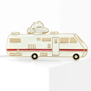 Broche émaillée camping-car minimaliste blanc crème avec bordures dorées et ligne rouge
