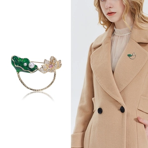 Broche fleur de lotus de style chinois avec émail vert et perles blanches élégantes
