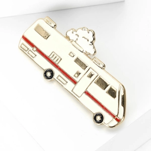 Broche camping-car en émail blanc minimaliste avec contour doré et détails rouges