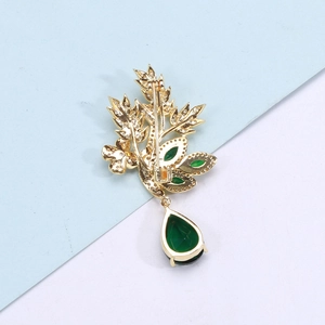 Vue détaillée de la broche feuille avec goutte de zircon vert et fermeture à épingle