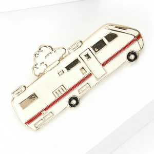 Broche camping-car minimaliste en émail avec bordure dorée et détails rouges