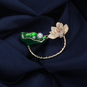 Vue détaillée de la broche lotus émeraude avec perles et diamants incrustés