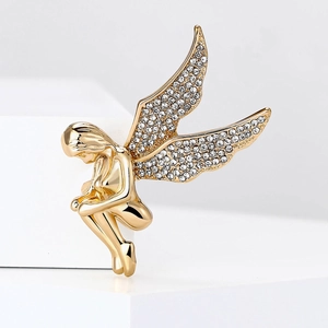 Eleganter Engelsflügel-Brosche mit weißen Strasssteinen auf goldenem Metall für Damen