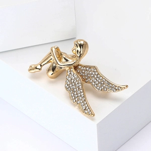 Eleganter goldener Engel-Anstecknadel mit Kristallen auf weißem, schlichtem Hintergrund
