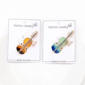 Détails des broches violon en émail avec dégradé de couleurs et détails papillon