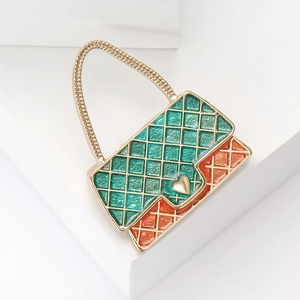 Fashion Handbag Shaped Brooch For Women Alloy Enamel Quilted Pattern Heart Decor Metal Chain Pin Elegant Jewelry Accessory