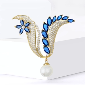 Eleganter Goldtulpen-Federbroschen-Anstecker mit blauen Steinen und weißer Perle