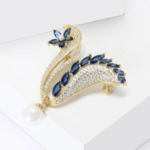 Eleganter Gold-Tulpen-Brosche mit blauen Kristallen und Tropfenperle auf weißem Grund