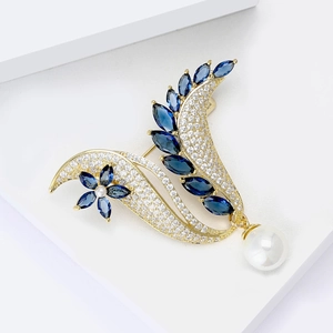 Eleganter Gold-Tulpen-Brosche mit blauen Zirkonia und Perle auf weißem Sockel