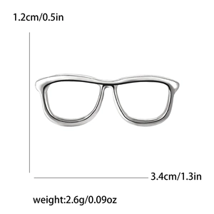 Detailed view of silver eyeglasses brooch with size dimensions 3.4cm and weight 2.6g