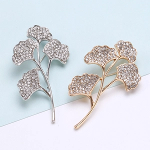 Elegante Ginkgo-Blatt-Brosche mit Perlen und Kristallen in Gold und Silber
