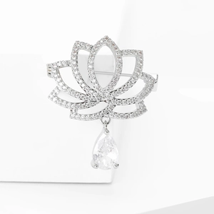 Détail de la broche lotus avec micro-pavé de zircons et pierre pendante en goutte d'eau