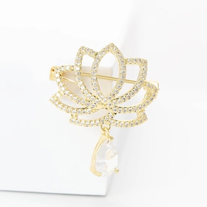 Broche lotus dorée élégante avec cristaux micro-pavés et pendentif goutte sur socle