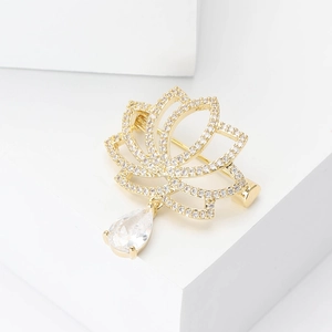Broche lotus dorée élégante avec micro-pavage de zircons et pendentif en poire