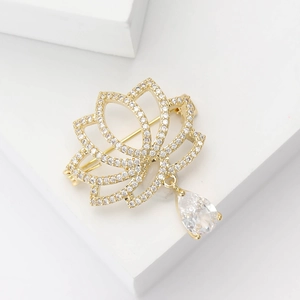 Broche lotus dorée exquise avec micro-pavage en zircone et pendentif en forme de poire