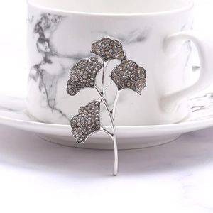 Detailansicht der silbernen Ginkgoblatt-Brosche mit Kristallen und elegantem Perlendetail