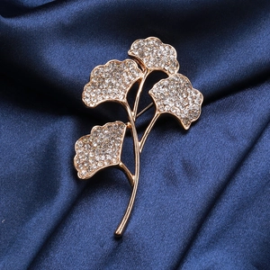 Eleganter Ginkgo-Blatt-Brosche in Gold mit Kristallen und Perle auf blauer Seide