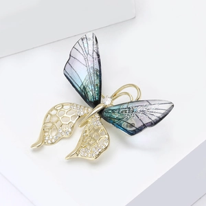 Detail of a butterfly brooch featuring gradient crystal wings and gold镂空 hollow structure
