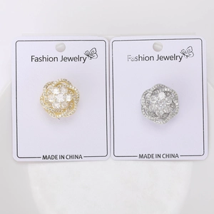 Détails de broches fleurs en argent et or avec zircons cubiques sur cartes de présentation