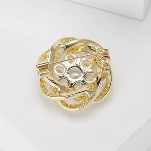 Broche fleur dorée élégante avec oxydes de zirconium vue de l'arrière en détail
