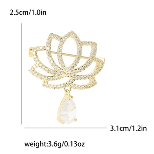 Broche lotus dorée élégante avec micro-pavage en zircon et dimensions du pendentif poire