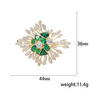 Classic emerald and cubic zirconia starburst brooch in luxurious gold finish 44mm