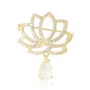 Broche lotus dorée élégante avec oxydes de zirconium et pendentif goutte sur fond blanc pur